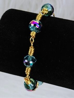 Gorgeous goldtone, wire wrapped blue bling bead, interesting bracelet
